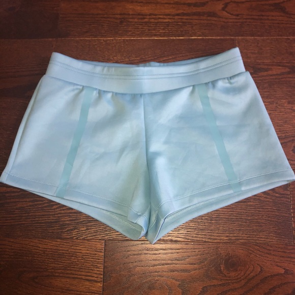 Fabletics Pants - Fabletics Kendall Short, Size XS (2-4)!! 💙